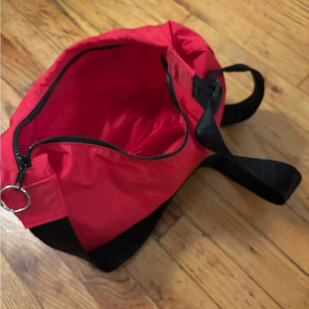 Baggu medium crescent in candy apple red - Picture 5 of 5